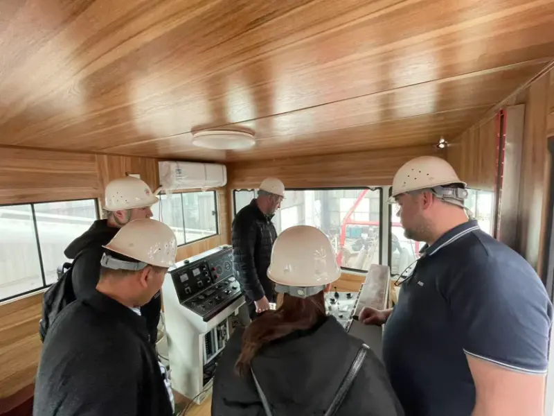 ลูกค้ารัสเซียเยี่ยมชมเพื่อตรวจสอบเรือขุดดูดเครื่องตัด JMD550